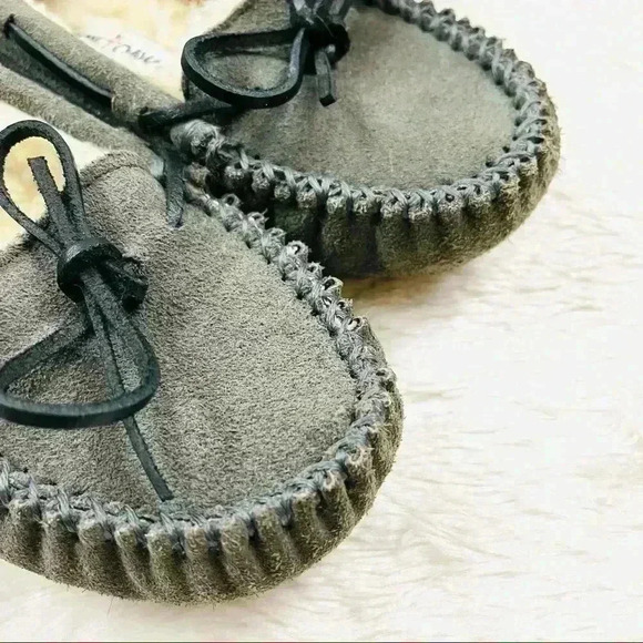 Minnetonka Cally Gray Suede Leather Sherpa Moccasin Slippers Size 6 - Picture 2 of 10